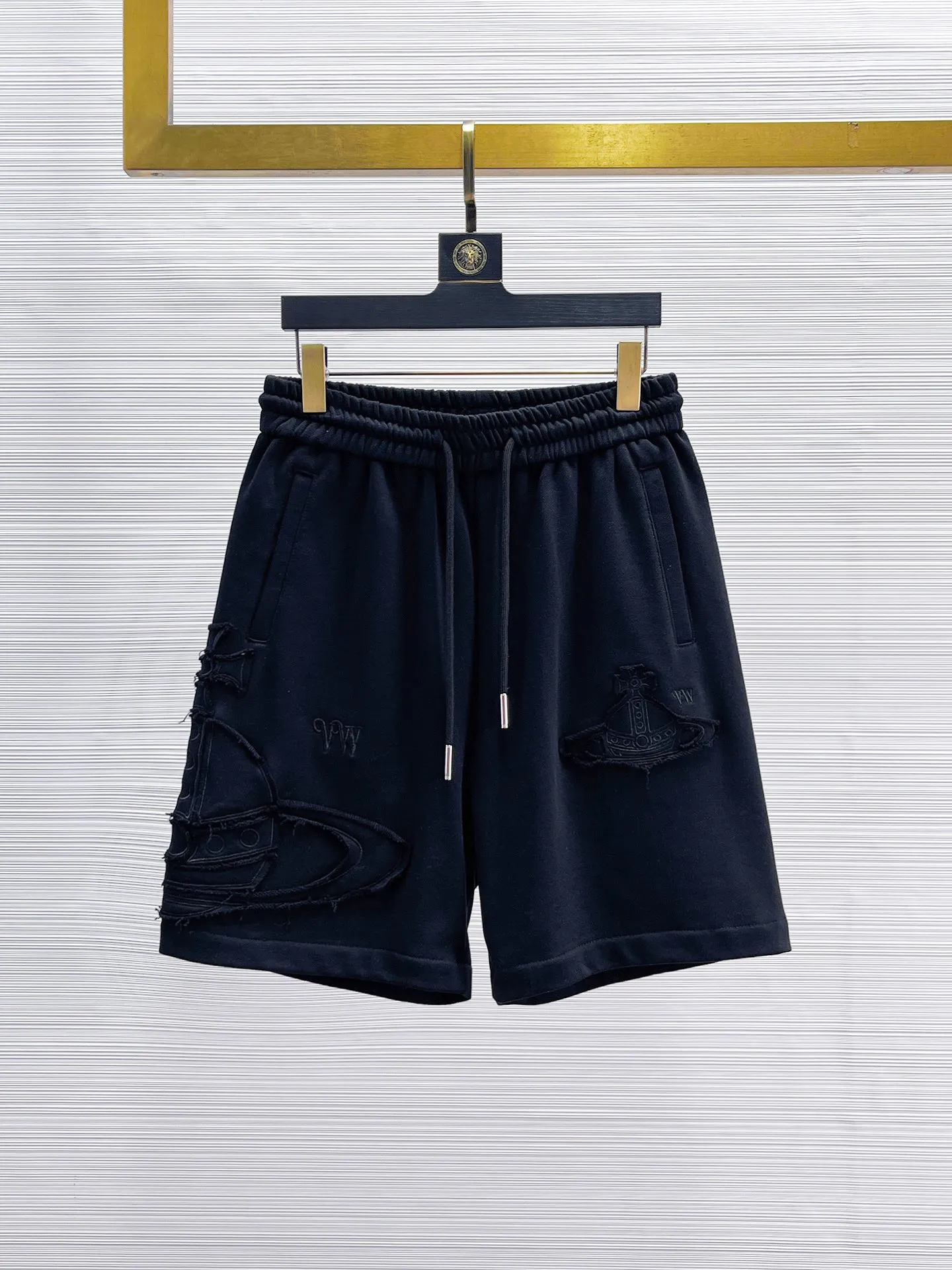 The Queen Mother's three-standard complete 2026 summer New Arrival men's casual shorts, advanced custom-made fabric Breathable fabric, Breathable elasticity and comfort, impeccable details, top-grade accessories, original logo design concept, delicate and soft feel! The upper body fit is awesome! Size: M-XXXL Please state your height and weight when ordering